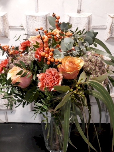 Ramo ilex naranja, rosas naranjas