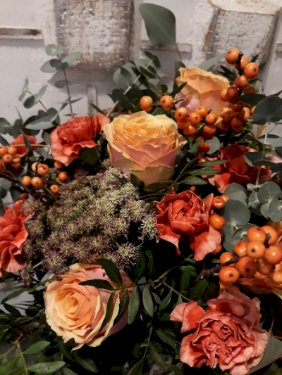 Ramo ilex naranja, rosas naranjas