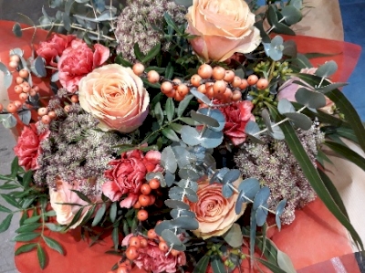 Ramo ilex naranja, rosas naranjas