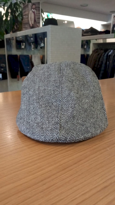 Visera de hombre gris espiga