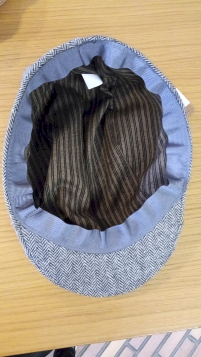 Visera de hombre gris espiga