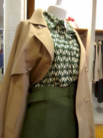 Gabardina corta camel