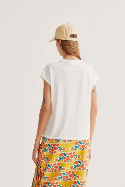 Camiseta blanca con bolsillo de volantes