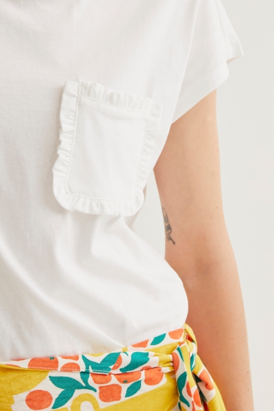Camiseta blanca con bolsillo de volantes