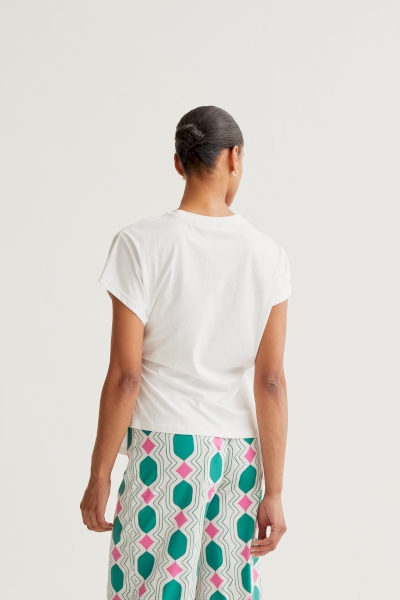 Camiseta con nudo lateral