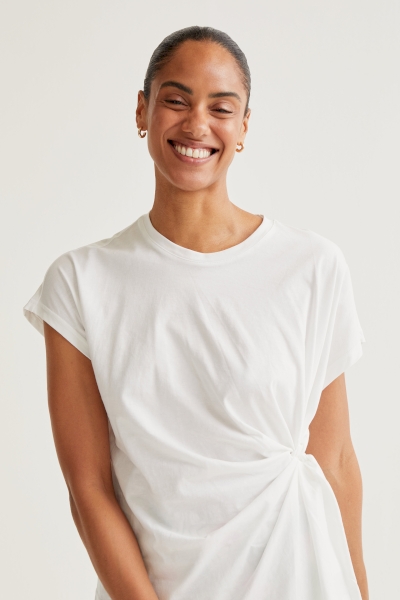 Camiseta con nudo lateral