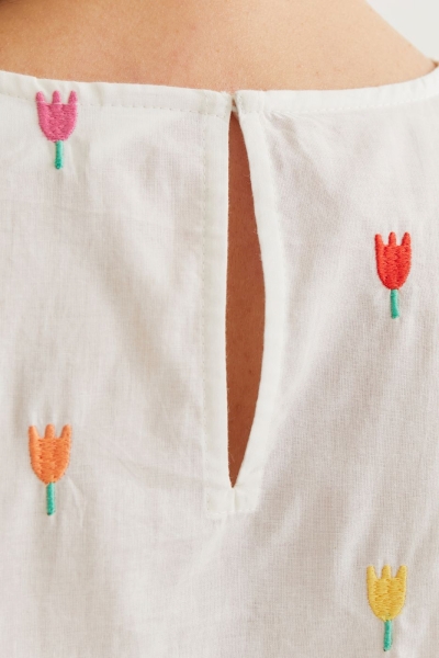 Blusa tulipanes bordados 