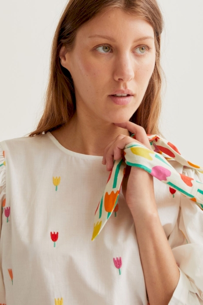 Blusa tulipanes bordados 
